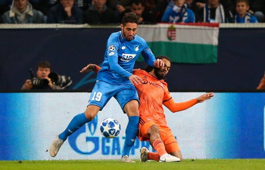 Ishak Belfodil taclé par le défenseur de l'OL Jason Denayer