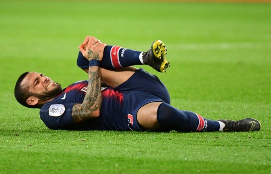 Dani Alves s'est blessé lors de PSG- OM et sera absent un mois