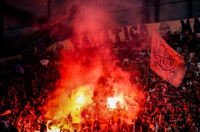 Les supporters marseillais avec des fumigènes contre l'ASSE