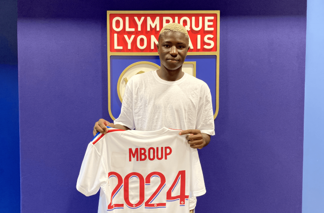 Pathé Mboup officialisant son transfert à Lyon