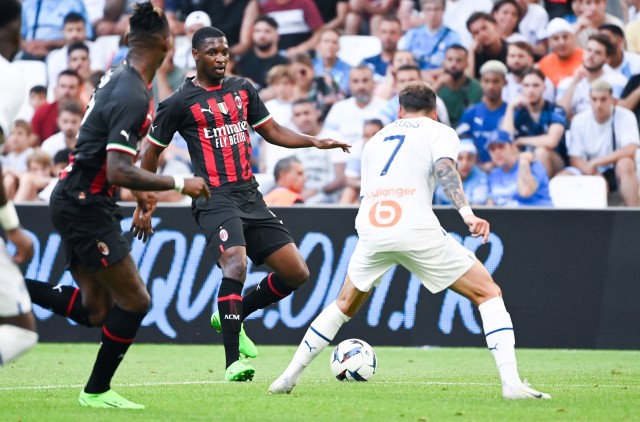 Fodé Ballo-Touré sous le maillot de l'AC Milan face à l'Olympique Marseille