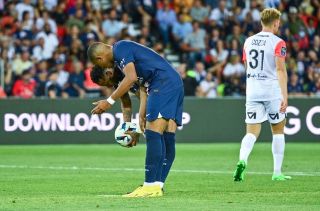 Quand Neymar refuse de laisser le ballon à Kylian Mbappé