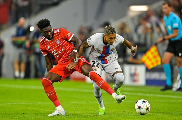 Alphonso Davies lors du match entre le Bayern Munich et le FC Barcelone