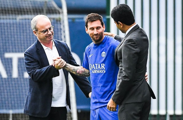 Lionel Messi discute avec les dirigeants du PSG.