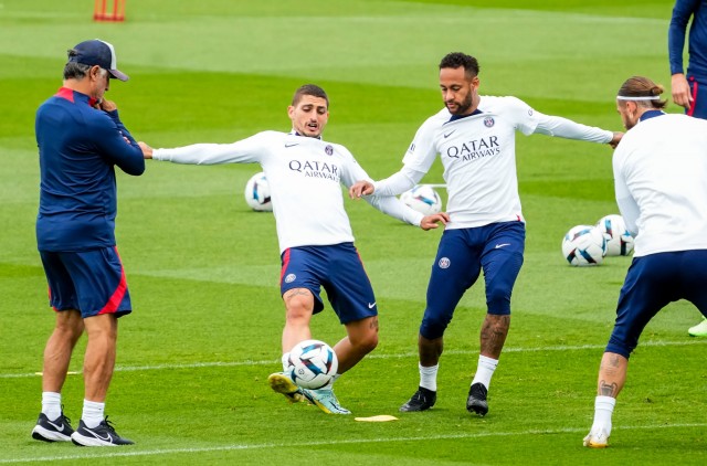 Neymar à l'entraînement avec ses coéquipiers du PSG.