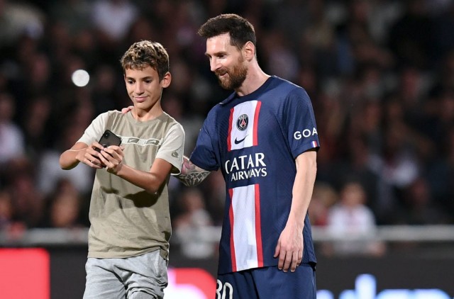 Lionel Messi et un fan lors d'Ajaccio-PSG.