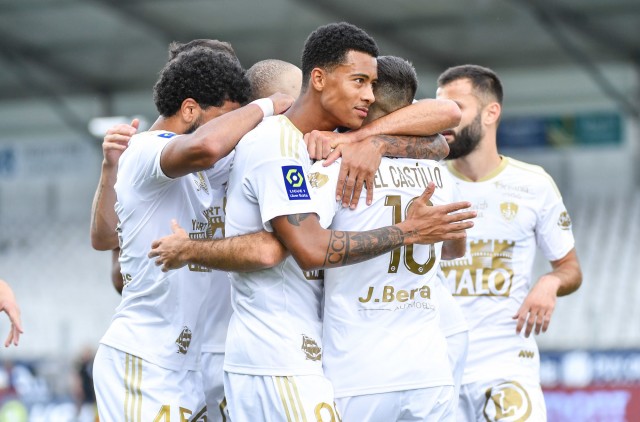 La joie des joueurs du Stade Brestois lors de la victoire 3-1 à Clermont