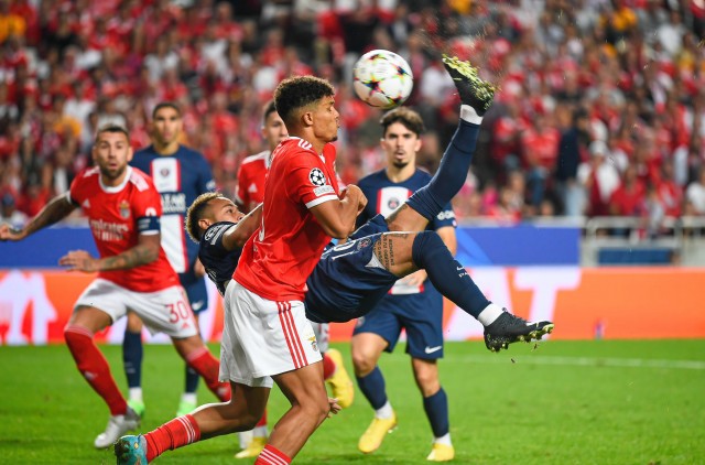 Neymar tente un geste osé dans la défense du Benfica.