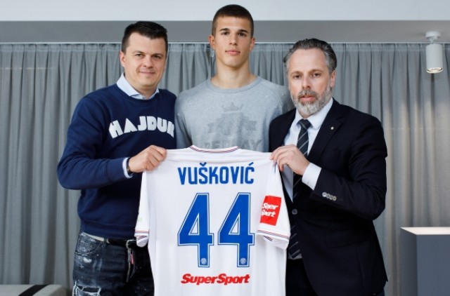 Luka Vuskovic lors de la signature de son premier contrat avec l'Hajduk Split