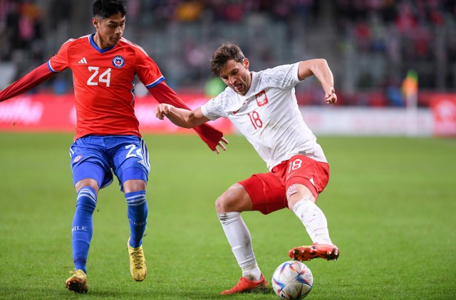 Dario Osorio (en rouge) lors d'un match entre le Chilie et la Pologne.