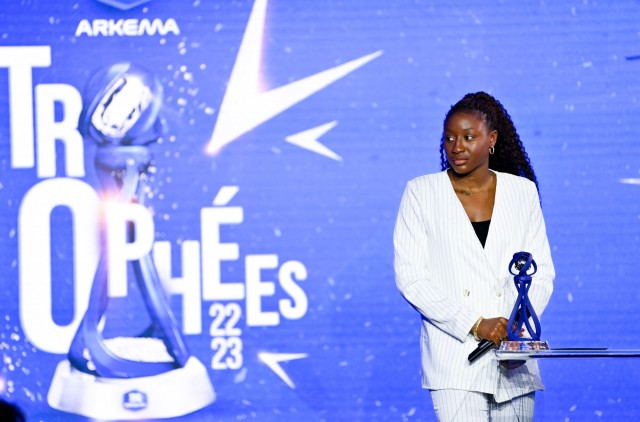 Kadidiatou Diani, attaquante du PSG, élue meilleure joueuse de la saison 2022-2023.