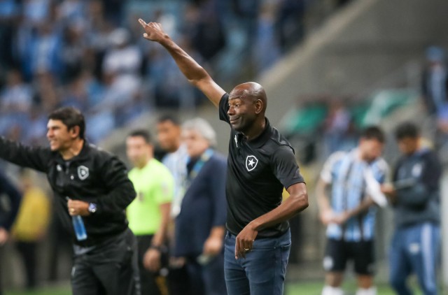 Mercato OL : Claudio Caçapa vit ses dernières heures à la tête de Botafogo.