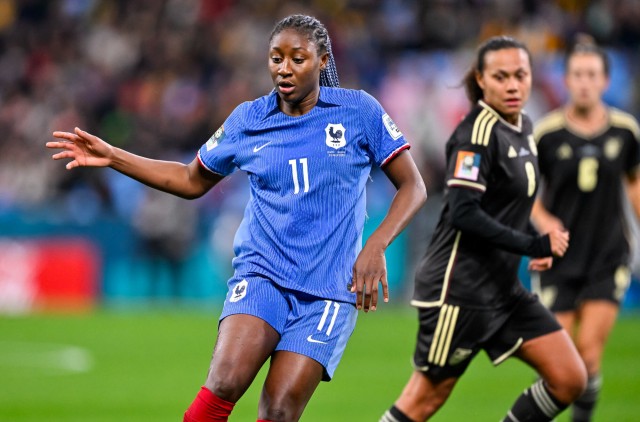 Kadidiatou Diani sous le maillot de l'Équipe de France.