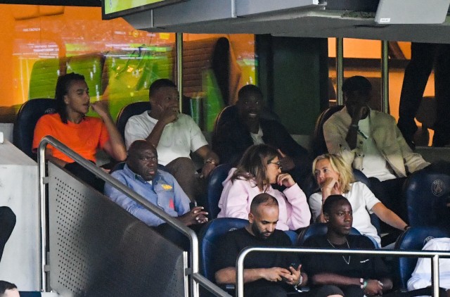 Kylian Mbappé et Ousmane Dembélé dans les tribunes au Parc des Princes.