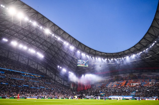 Des supporters de l' OM présents dans le stade Vélodrome.