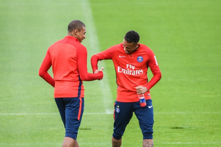 Neymar et Kylian Mbappé lors d’un entraînement du PSG au Camp des Loges.