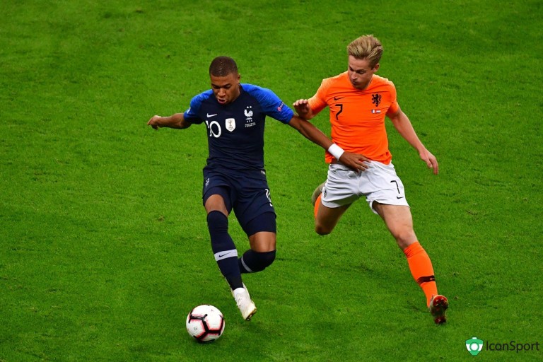 Frenkie De Jong aux prises avec Kylian Mbappé lors d’un match de Ligue des Nations entre la France et les Pays-Bas. 