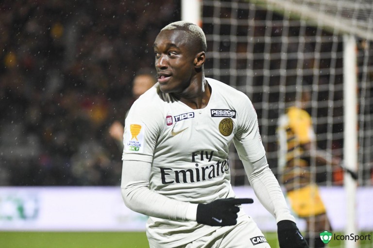 Moussa Diaby célébrant son but à Orléans en Coupe de la Ligue.
