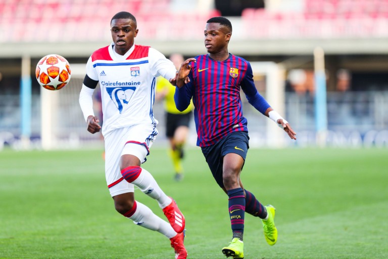 Pierre Kalulu (OL) contre Anssumane Fati du Barça, en Youth League