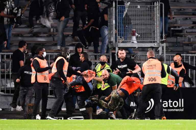 La fin du match entre Angers SCO et l' OM a été marquée par des violents incidents.