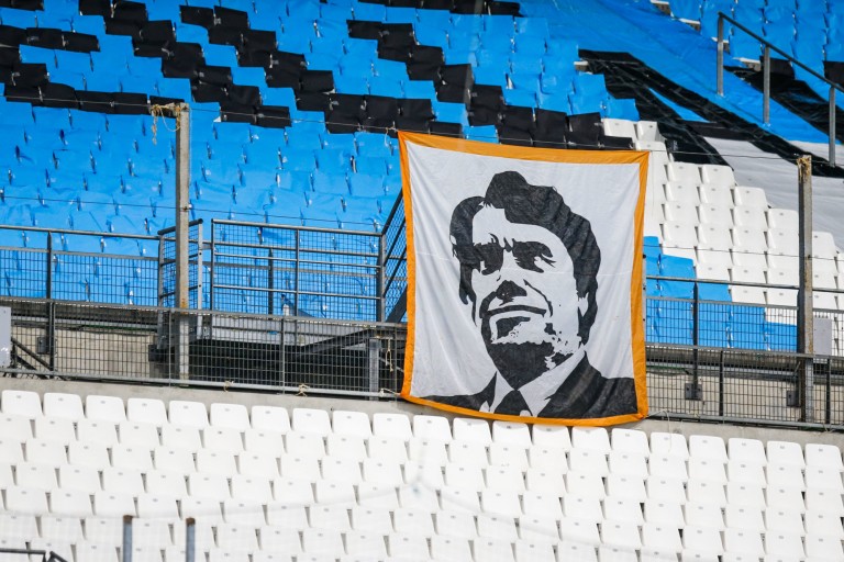De nombreux supporters de l' OM poussent que le stade Vélodrome soit rebaptisé du nom de Bernard Tapie. 