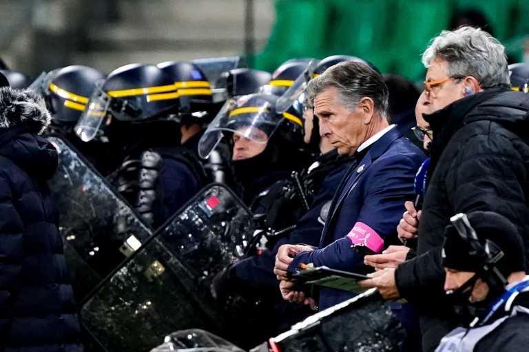 Claude Puel protégé par la police lors du match ASSE-Angers.