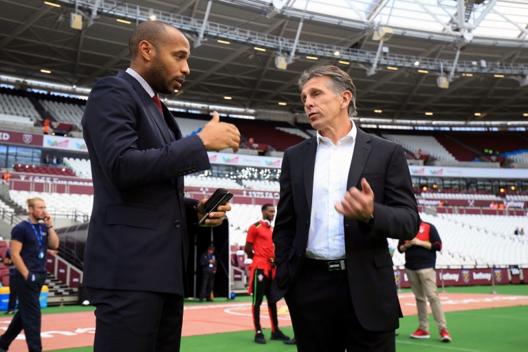 Thierry Henry, ex-gloire d'Arsenal échangeant avec Claude Puel, coach de l'ASSE.