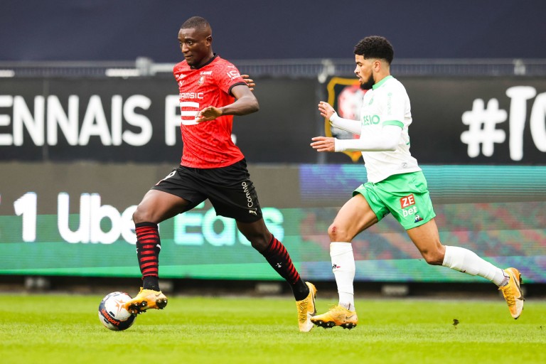 Sehrou Guirassy du Stade Rennais contre Mahdi Camara de l'ASSE.
