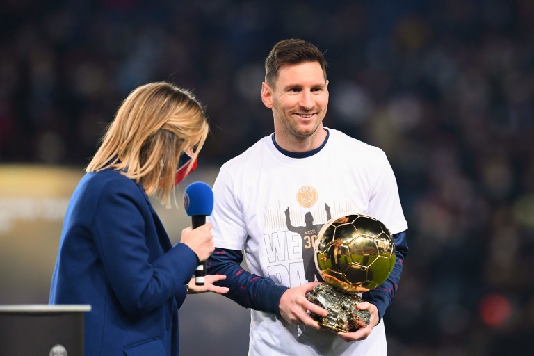 Lionel Messi présentant son 7e Ballon d'Or au Parc des Princes.