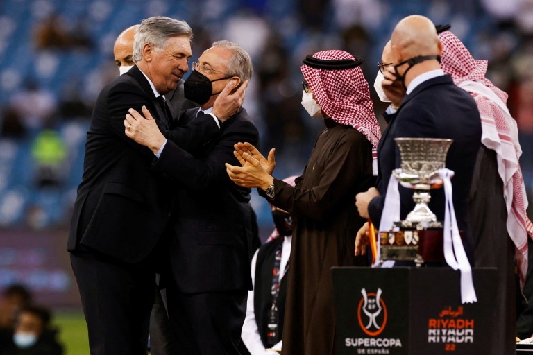 En attendant le PSG, l'entraîneur du Real Madrid, Carlo Ancelotti, félicité par son président Florentino Pérez.