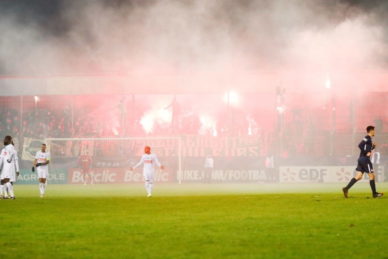 Brouillard de fumigène lors du match Jura Sud-ASSE en coupe de France.