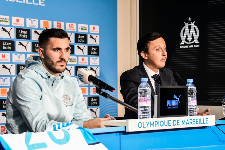 Sead Kolasinac et Pablo Longoria lors d'une conférence de presse à l' OM.
