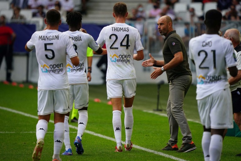 Le milieu de terrain d' Angers SCO, Thomas Mangani, intéresse de nombreux clubs.
