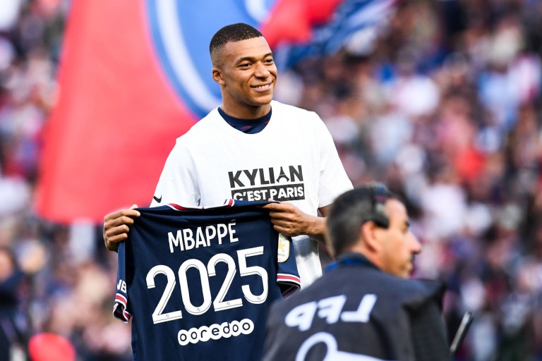 PSG Mercato : Après la prolongation de Kylian Mbappé, le Paris SG attend Ousmane Dembélé.