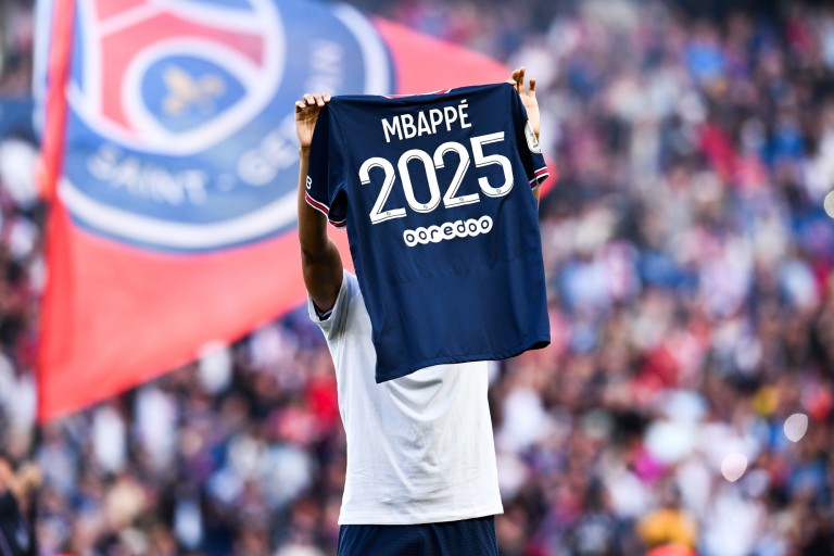 PSG Mercato : Kylian Mbappé a prolongé avec le Paris SG jusqu'en juin 2025.