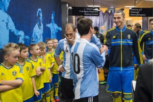Lionel Messi et Zlatan Ibrahimovic dans le couloir