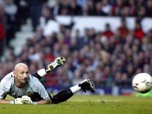Fabien_Barthez_-_Making_a_save_against_Real_Madrid