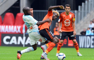 OM-FC Lorient, Lassana Diarraà la lutte avec Benjamin Moukandjo Bilé