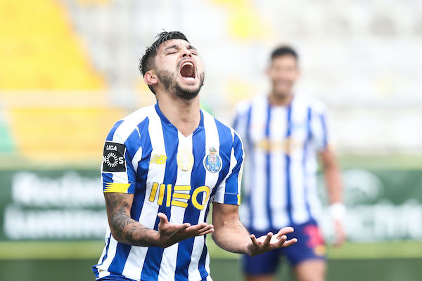 Jesus Corona vers la sortie au FC Porto