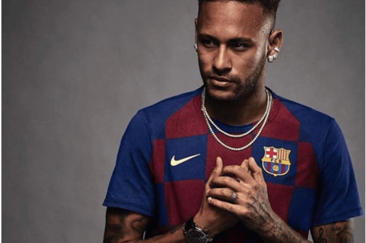 Neymar présente dans le maillot du Barça par l’un de ses sponsors personnels.
