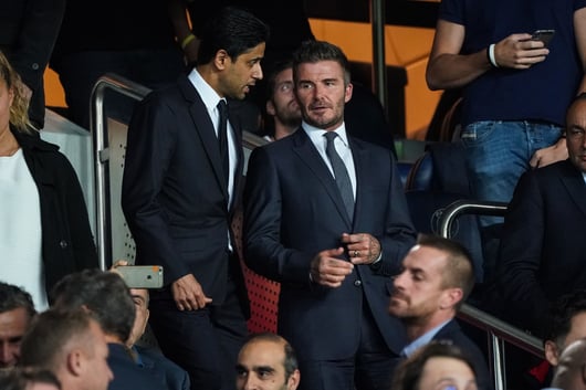 David Beckham et Nasser Al-Khelaïfi dans les tribunes du Parc des Princes lors du choc entre le PSG et le Real Madrid.