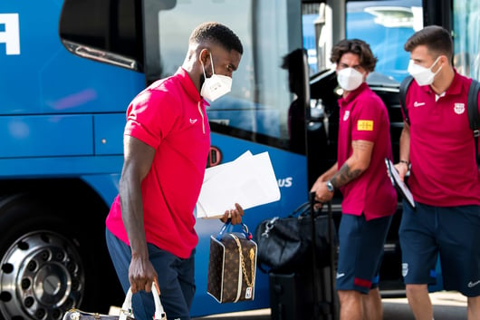 Samuel Umtiti descend du bus du FC Barcelone.