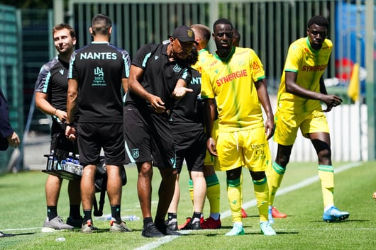 Antoine Kombouaré donne des consignes à un joueur du FC Nantes.