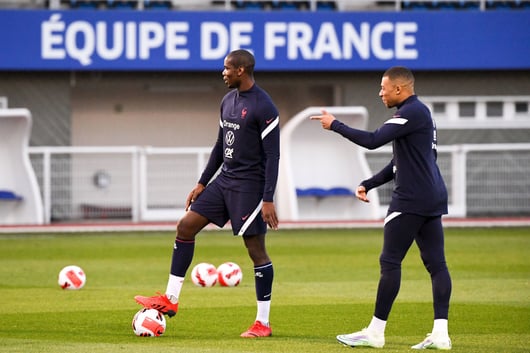 Paul Pogba et Kylian Mbappé avec l'équipe de France.