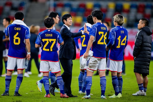 Le sélectionneur Hajime Moriyasu et l'équipe du Japon.