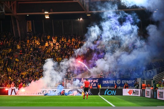 Le supporters du FC Nantes faisant usage de fumigènes à la Beaujoire.