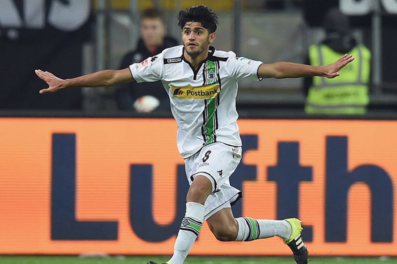 Mahmoud Dahoud signe au Borussia Dortmund.