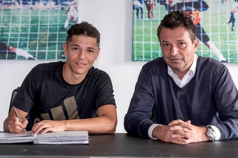Amine Harit signant son contrat avec Schalke 04