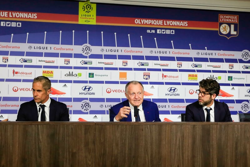 Sylvinho (coach), Jean-Michel Aulas (président) et Juninho (directeur sportif) de l' OL.