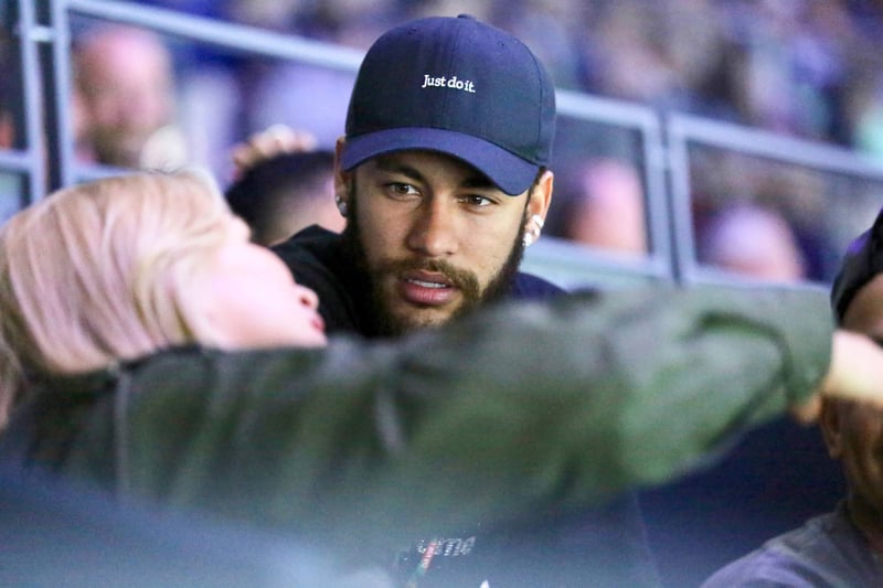 Neymar pourrait finalement rester au PSG la saison prochaine.